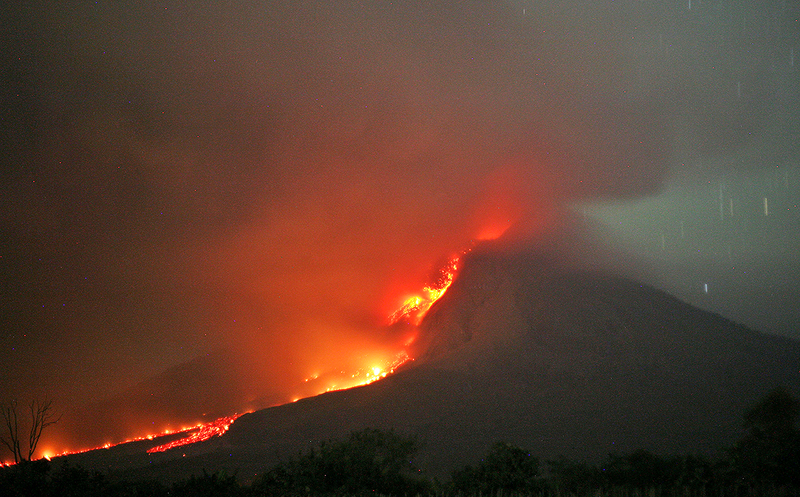 Illustration for article titled Las impresionantes imágenes del volcán Sinabung en Indonesia